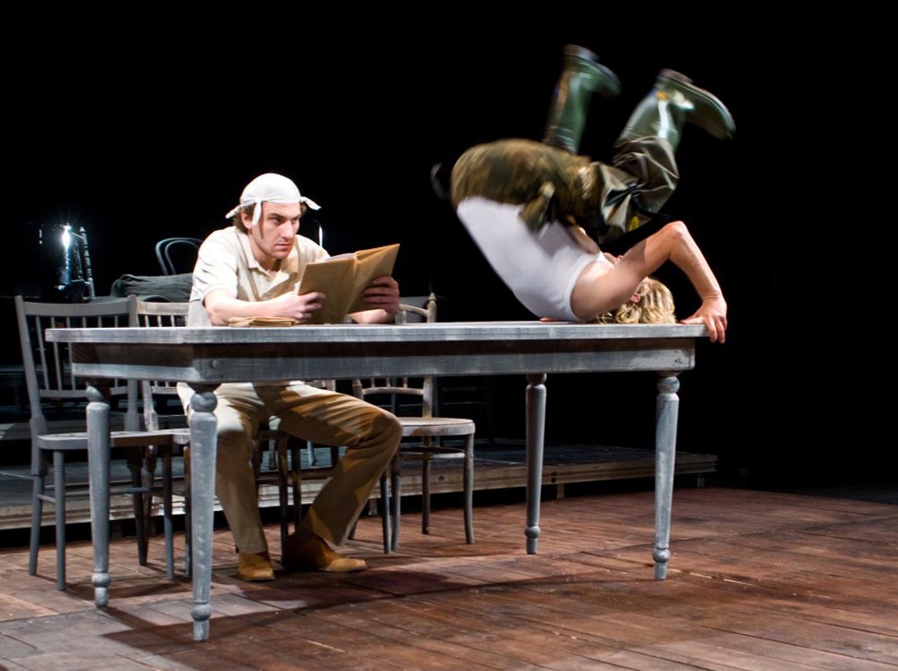 Na zdjęciu scena z przedstawienia "Iwanow" Antoniego Czechowa w reżyserii Linasa Marijusa Zaikauskasa; fot. Karol Budrewicz / Teatr im. Heleny Modrzejewskiej w Legnicy